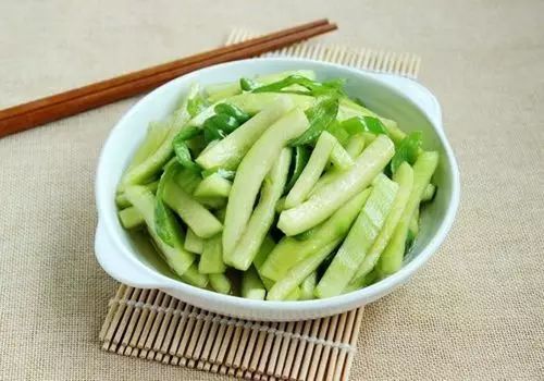 西瓜皮吃完不要扔,为你省下大笔买药的钱! 西瓜皮吃完不要扔,为你省下大笔买药的钱!