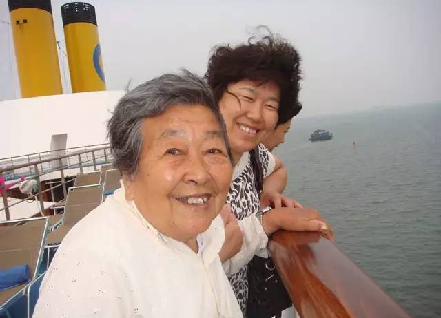 一对北京的姐妹,用几年的时间带着老年痴呆的妈妈去了十几个国家! 一对北京的姐妹,用几年的时间带着老年痴呆的妈妈去了十几个国家!